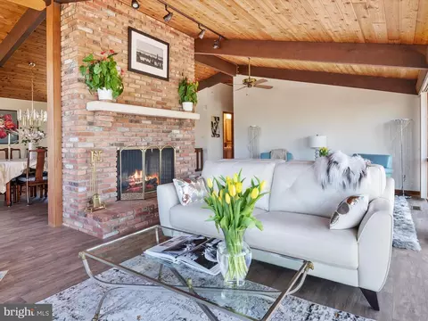 Living - 371 Broadview Ln, Annapolis, MD 21401 photo 1 of 5