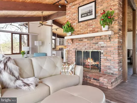 Living - 371 Broadview Ln, Annapolis, MD 21401 photo 2 of 5