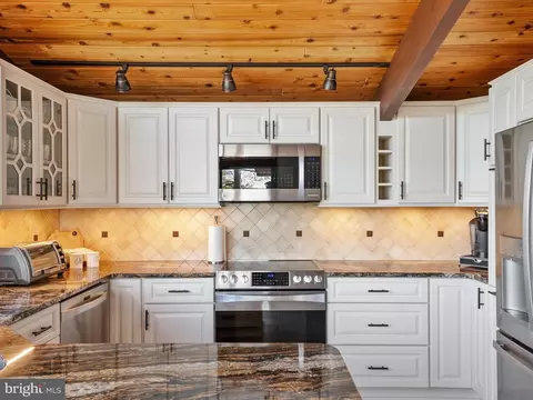 Kitchen - 371 Broadview Ln, Annapolis, MD 21401 photo 2 of 6