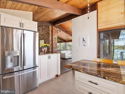 Kitchen - 371 Broadview Ln, Annapolis, MD 21401 photo 4 of 6