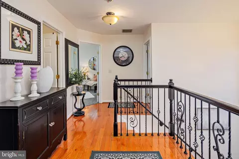 Entry Way - 8011 Carlean Ct, Pasadena, MD 21122 photo 4 of 5