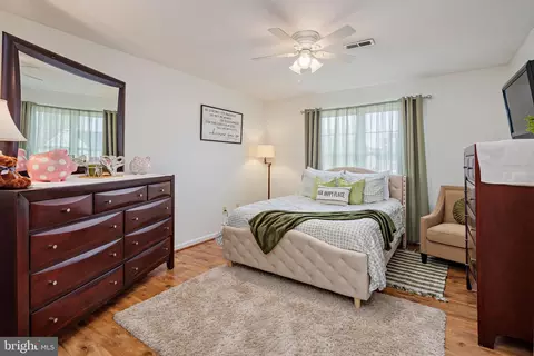 Bedroom - 8011 Carlean Ct, Pasadena, MD 21122 photo 2 of 8