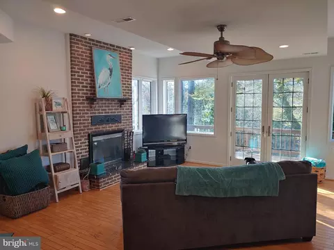Living - 614 Laurel Dr, Pasadena, MD 21122 photo 3 of 4