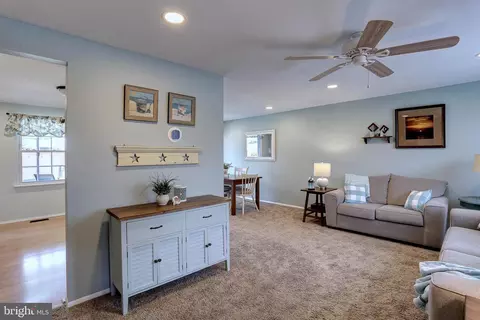 7905 Kings Bench Pl, Pasadena, MD 21122 photo 3