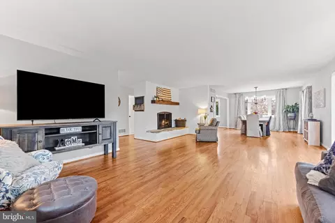 Living - 1501 Circle Dr, Annapolis, MD 21409 photo 3 of 6