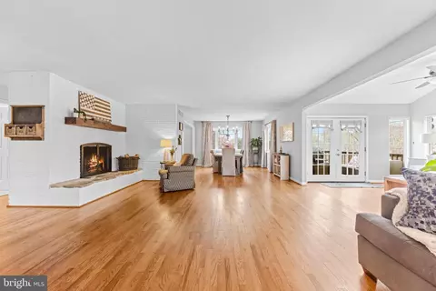 Living - 1501 Circle Dr, Annapolis, MD 21409 photo 4 of 6
