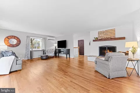 Living - 1501 Circle Dr, Annapolis, MD 21409 photo 2 of 6