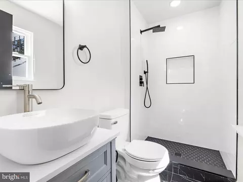 Bath - 1003 Tyler Ave, Annapolis, MD 21403 photo 3 of 4