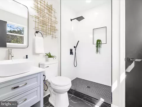Bath - 1003 Tyler Ave, Annapolis, MD 21403 photo 1 of 4
