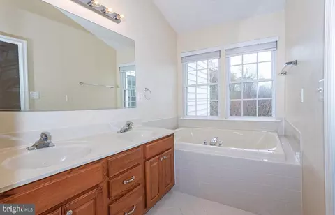 Bath - 2012 Dalewood Ct, Crofton, MD 21114 photo 3 of 5