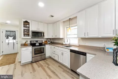 Kitchen - 1170 Maple Ave, Shady Side, MD 20764 photo 5 of 5