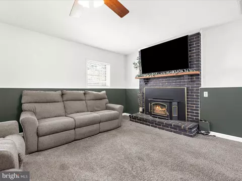 Living - 671 D St, Pasadena, MD 21122 photo 4 of 5