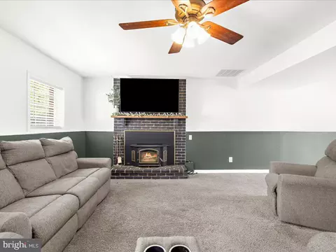 Living - 671 D St, Pasadena, MD 21122 photo 3 of 5