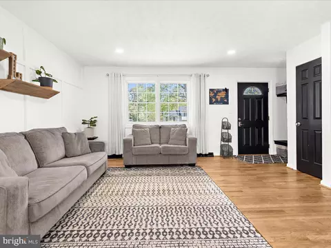 Living - 671 D St, Pasadena, MD 21122 photo 1 of 5