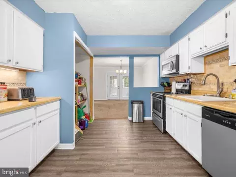Entry Way - 921 12th St, Pasadena, MD 21122 photo 2 of 3
