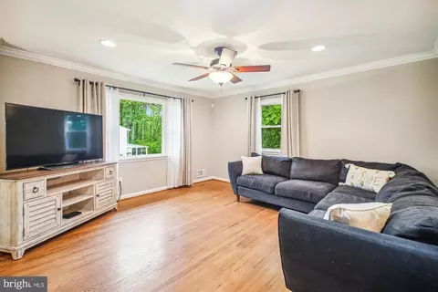 Living - 992 Seville Ct, Arnold, MD 21012 photo 2 of 4