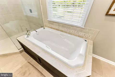 Bath - 1552 Shipsview Rd, Annapolis, MD 21409 photo 5 of 12