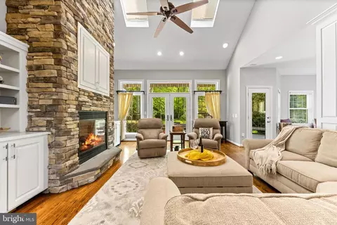 Living - 1552 Shipsview Rd, Annapolis, MD 21409 photo 3 of 6