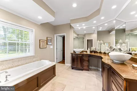 Bath - 1552 Shipsview Rd, Annapolis, MD 21409 photo 1 of 12