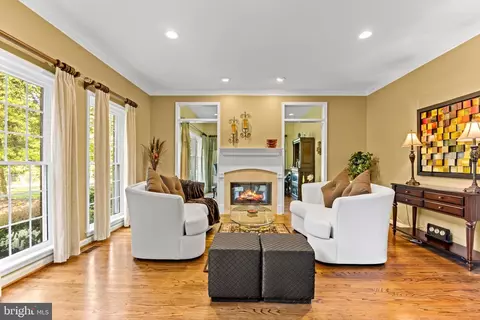 Living - 1552 Shipsview Rd, Annapolis, MD 21409 photo 2 of 6