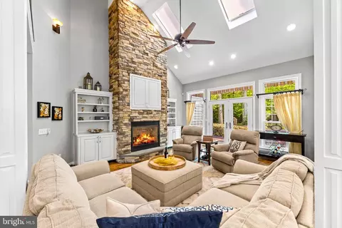 Living - 1552 Shipsview Rd, Annapolis, MD 21409 photo 4 of 6