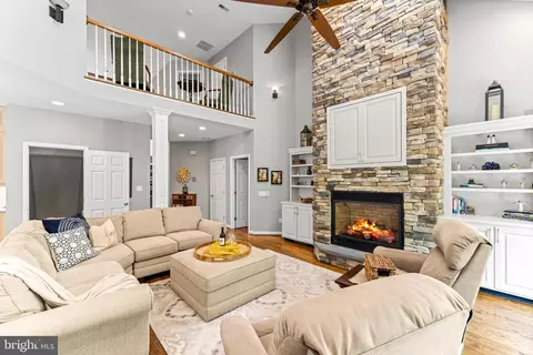 Living - 1552 Shipsview Rd, Annapolis, MD 21409 photo 5 of 6