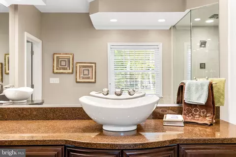 Bath - 1552 Shipsview Rd, Annapolis, MD 21409 photo 3 of 12