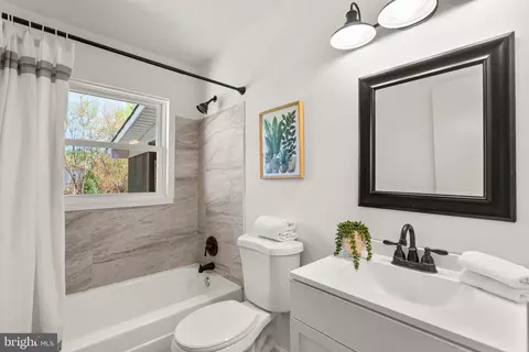 Bath - 813 Hillside Ave, Edgewater, MD 21037 photo 1 of 2