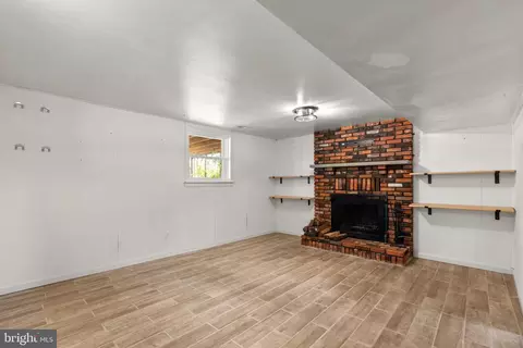 Living - 813 Hillside Ave, Edgewater, MD 21037 photo 4 of 5