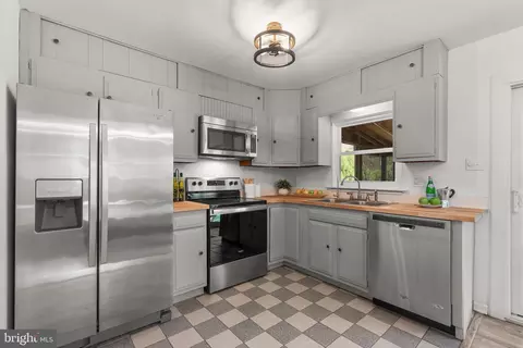 Kitchen - 813 Hillside Ave, Edgewater, MD 21037 photo 2 of 3
