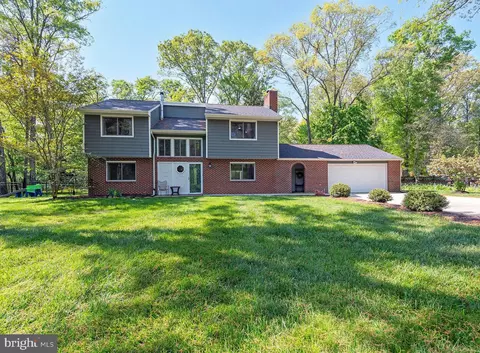 408 Lake Shore Dr, Pasadena, MD 21122