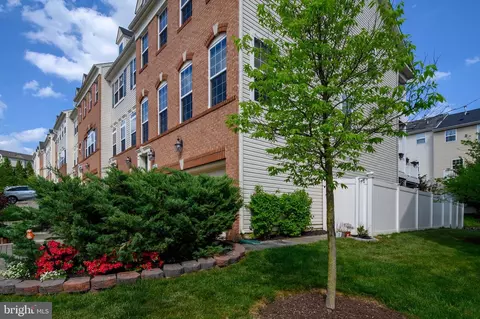 8619 Stone Hill Ln, Laurel, MD 20724 photo 4