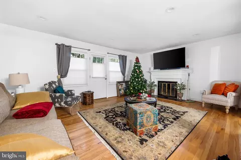 Living - 1684 Albermarle Dr, Crofton, MD 21114 photo 2 of 6