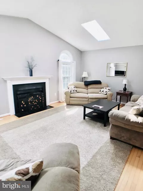 Living - 1184 Keeling Ct, Arnold, MD 21012 photo 2 of 8