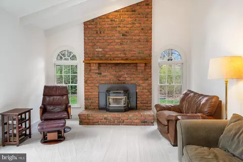 Living - 123 Dales Way Dr, Pasadena, MD 21122 photo 5 of 8