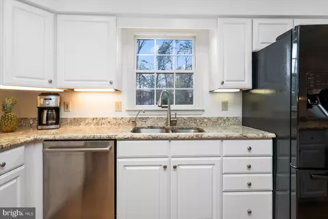 Kitchen - 123 Dales Way Dr, Pasadena, MD 21122 photo 4 of 6