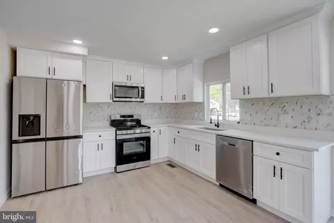 Kitchen - 746 225th St, Pasadena, MD 21122 photo 2 of 2
