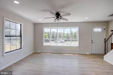 Living - 746 225th St, Pasadena, MD 21122 photo 3 of 6