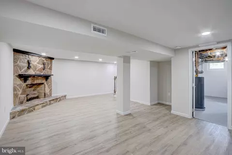 Living - 746 225th St, Pasadena, MD 21122 photo 4 of 6