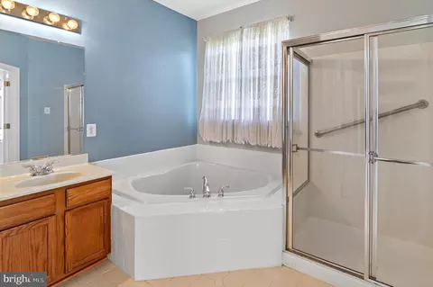 Bath - 810 Bulkhead Ct, Annapolis, MD 21409 photo 2 of 6