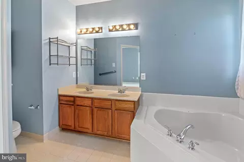 Bath - 810 Bulkhead Ct, Annapolis, MD 21409 photo 4 of 6