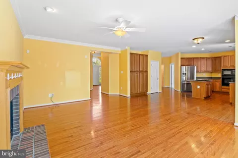 Living - 810 Bulkhead Ct, Annapolis, MD 21409 photo 4 of 6