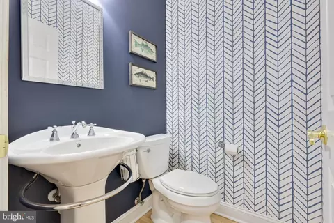 Bath - 206 Giddings Ave, Annapolis, MD 21401 photo 2 of 9