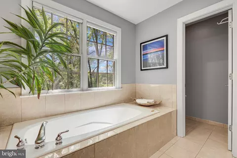 Bath - 206 Giddings Ave, Annapolis, MD 21401 photo 4 of 9