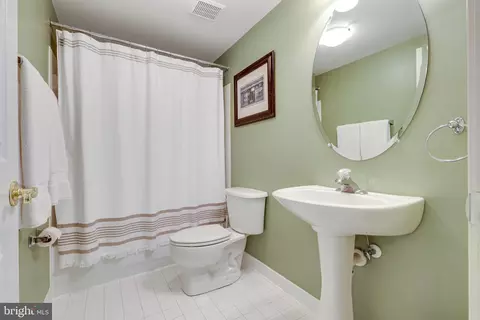 Bath - 206 Giddings Ave, Annapolis, MD 21401 photo 9 of 9
