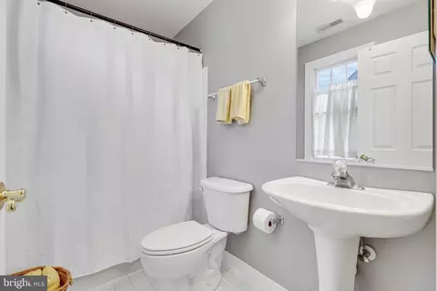 Bath - 206 Giddings Ave, Annapolis, MD 21401 photo 6 of 9