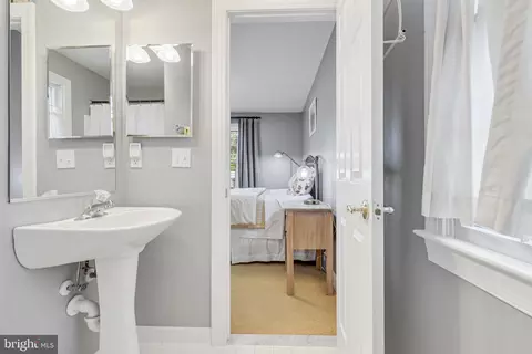 Bath - 206 Giddings Ave, Annapolis, MD 21401 photo 7 of 9