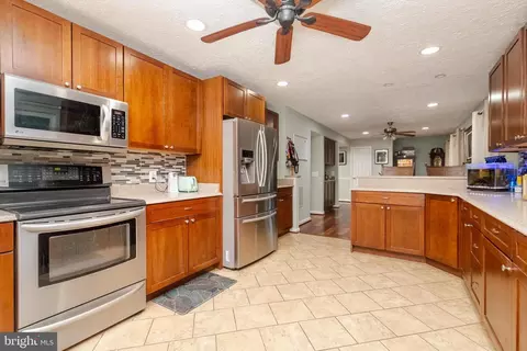 Kitchen - 7916 Leeds Dr, Pasadena, MD 21122 photo 4 of 4