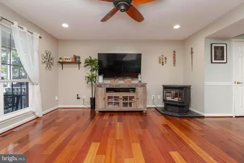 Entry Way - 7916 Leeds Dr, Pasadena, MD 21122 photo 1 of 5