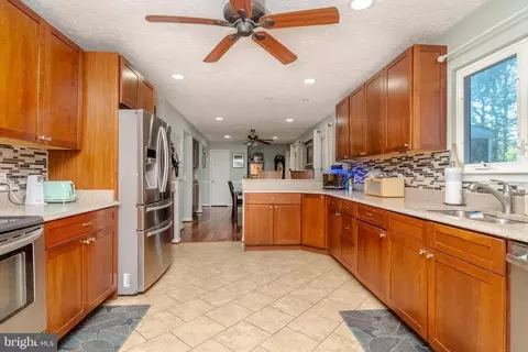 Kitchen - 7916 Leeds Dr, Pasadena, MD 21122 photo 3 of 4